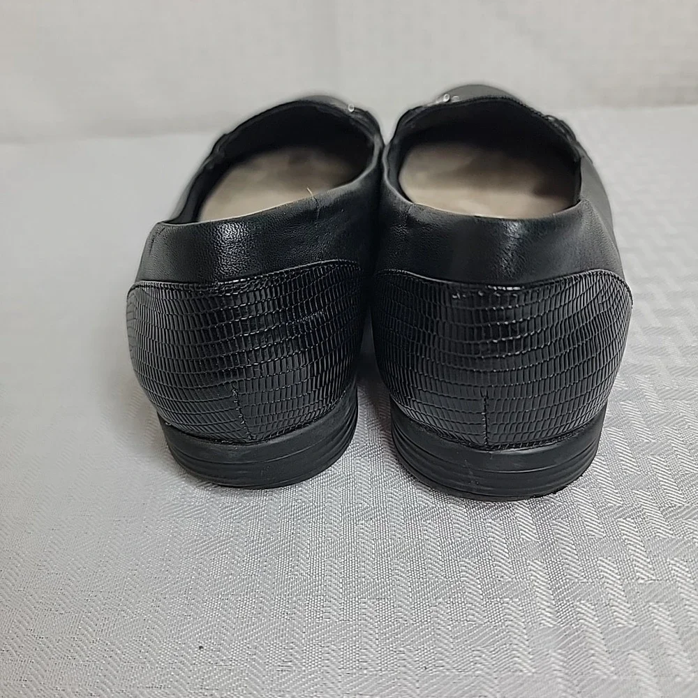 Trotters Womens Size 8M Black Leather Loafers Faux Snakeskin Chain Accent